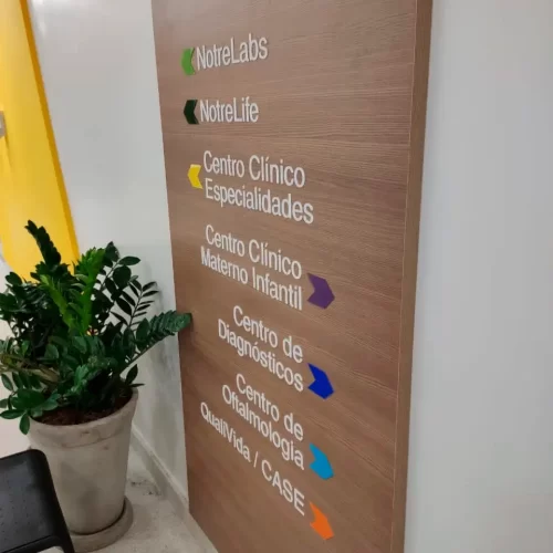 Totem ACM Madeira - Acrílico