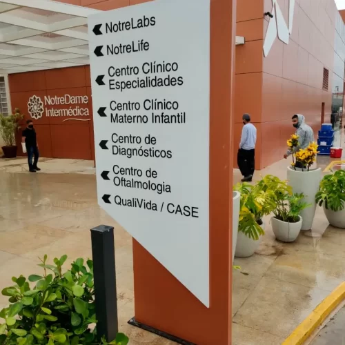 Totem em ACM e Acrílico