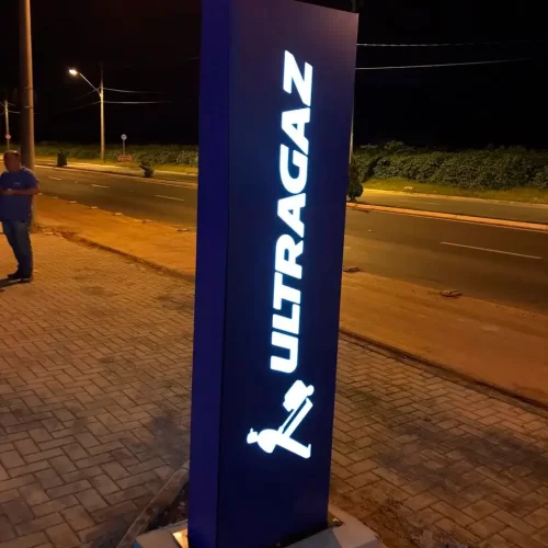 Totem em ACM rauteado com LED
